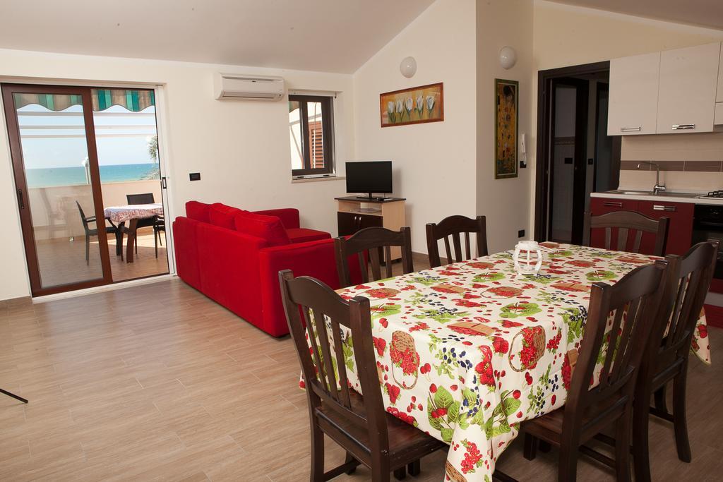 سانتا ماريا ديل فوكالو Residence Fronte Mare الغرفة الصورة